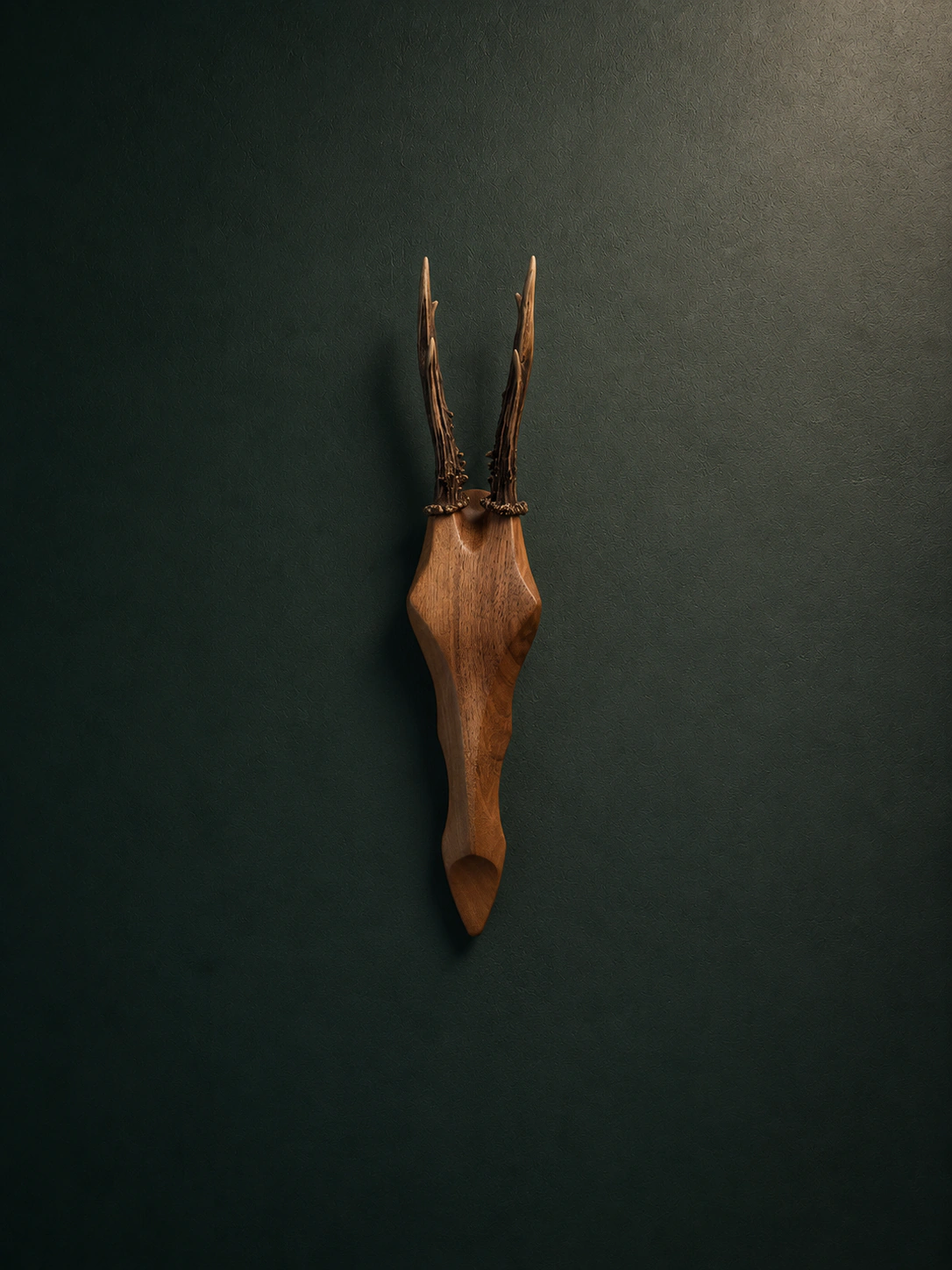 Rehbock aus Nussbaumholz – handgefertigtes Unikat von EDELHIRSCH