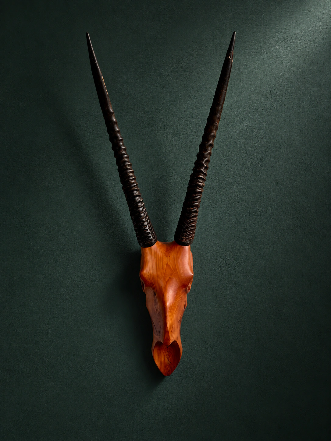 Oryx-Antilope aus Eibenholz – handgefertigtes Unikat von EDELHIRSCH