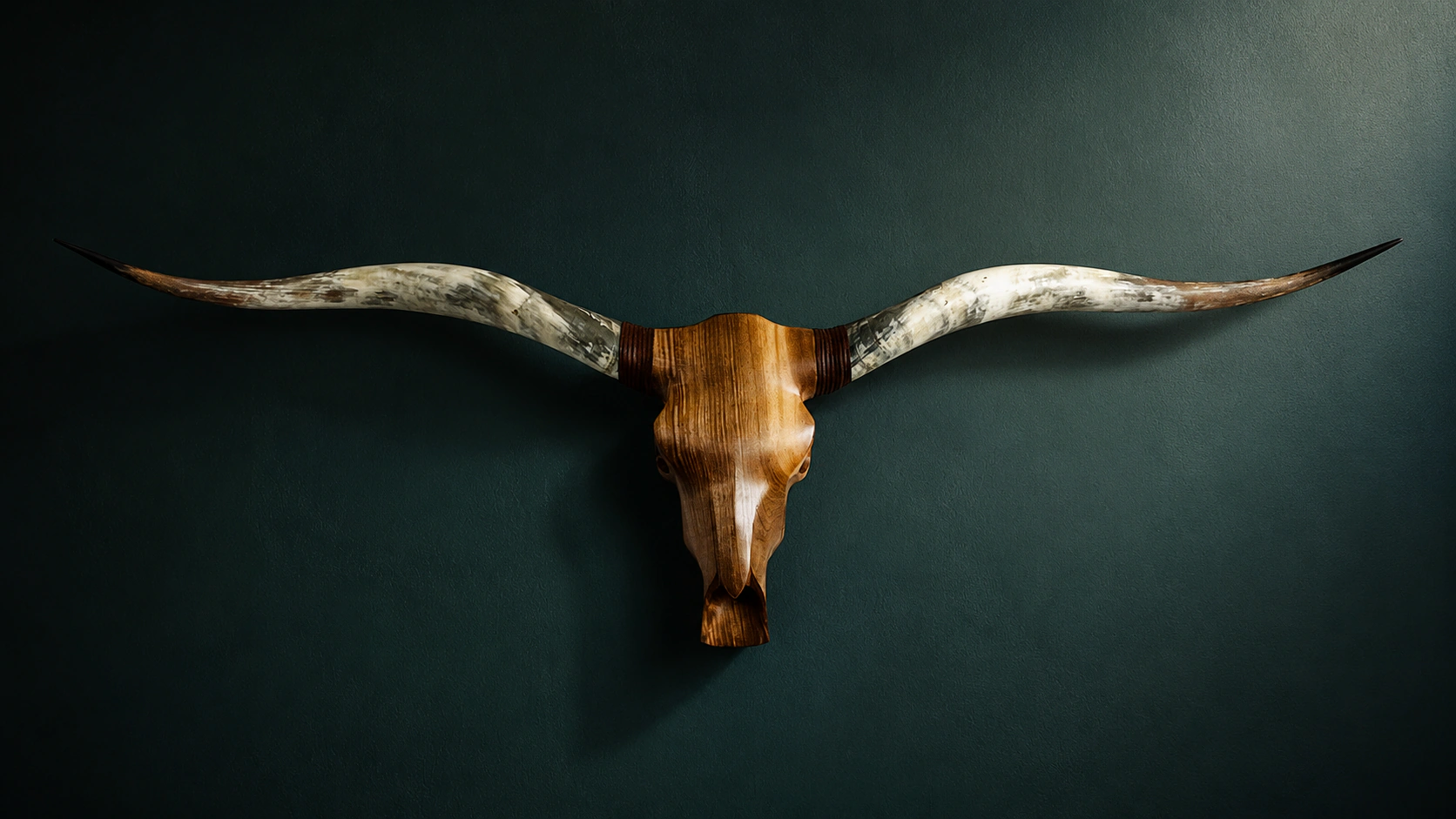 Texas Longhorn aus Nussbaumholz – handgefertigtes Unikat von EDELHIRSCH